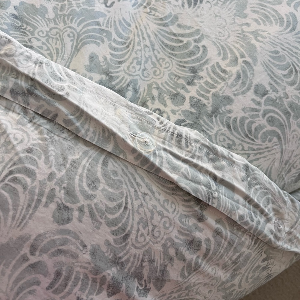 Pottery Barn Queen Duvet with shams